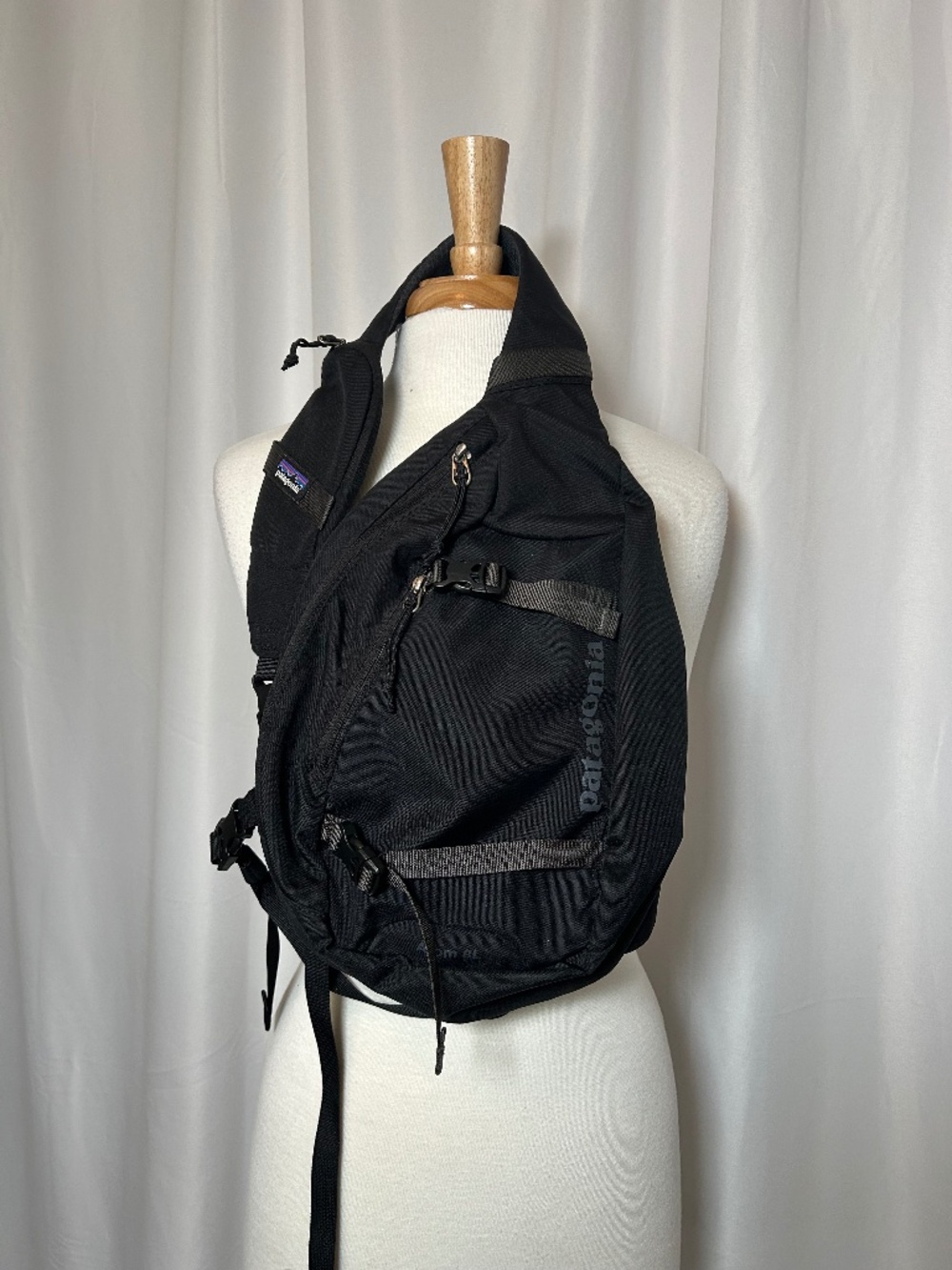 BLACK PATAGONIA ATOM 8L CROSSBODY BAG